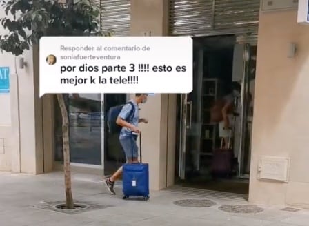 Pareja entrando a un hotel