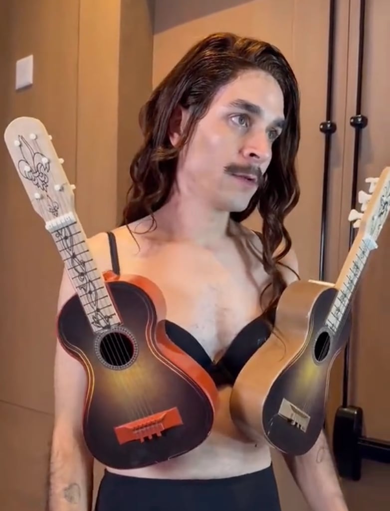 Thalía y Andrés Johnson lucen el icónico disfraz de guitarras