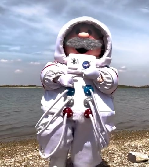 Dr. Simi en el espacio