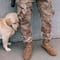 Militar da cariño a perrito de la calle y este lo sigue fielmente (VIDEO)