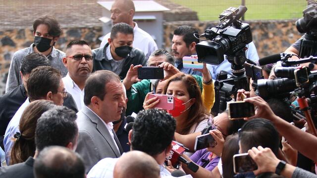 Cuauhtémoc Blanco, gobernador de Morelos atiende a los medios de comunicación al final de un evento.