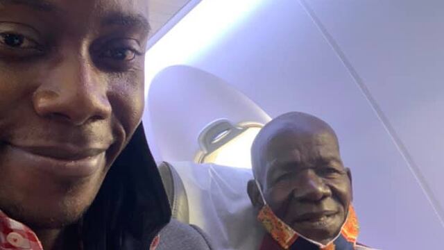 Henry Mutebe y Wilson Dhabangi, el señor que lo cuidó cuando era niño