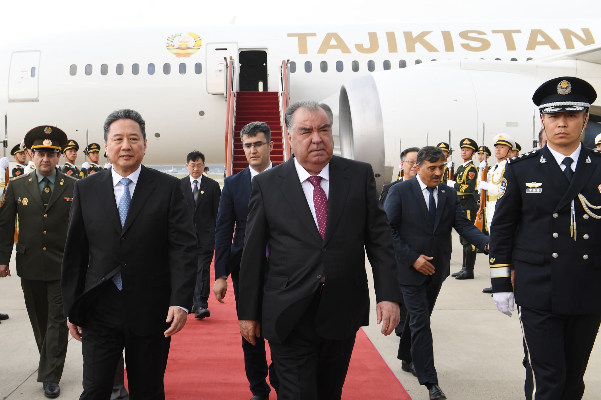 Emomali Rahmon viaja a China en ex avión presidencial de México