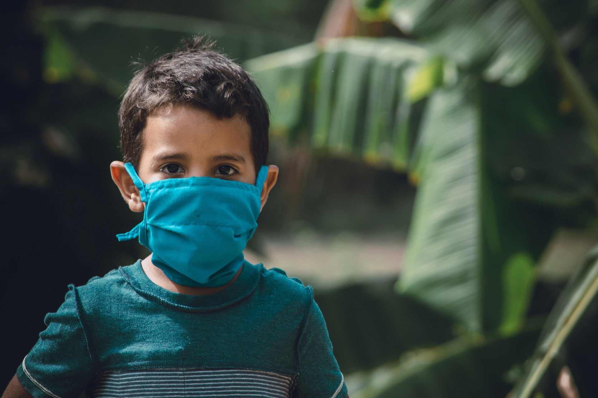Niño con cubrebocas