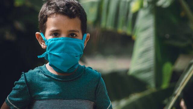 Niño con cubrebocas