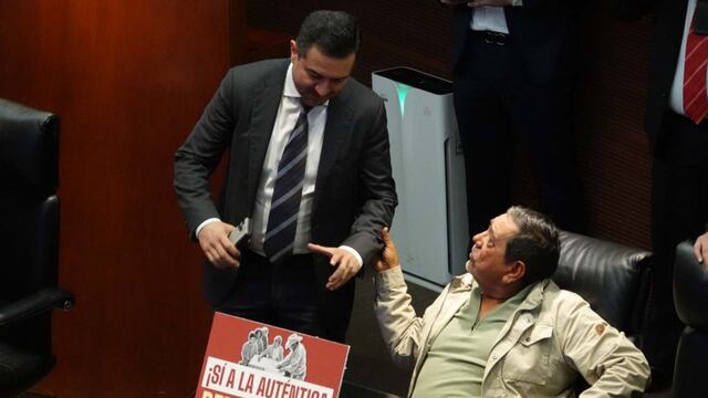Los senadores Miguel Ángel Yunes y Félix Salgado Macedonio conversaron durante la Sesión Ordinaria en el Senado de la República