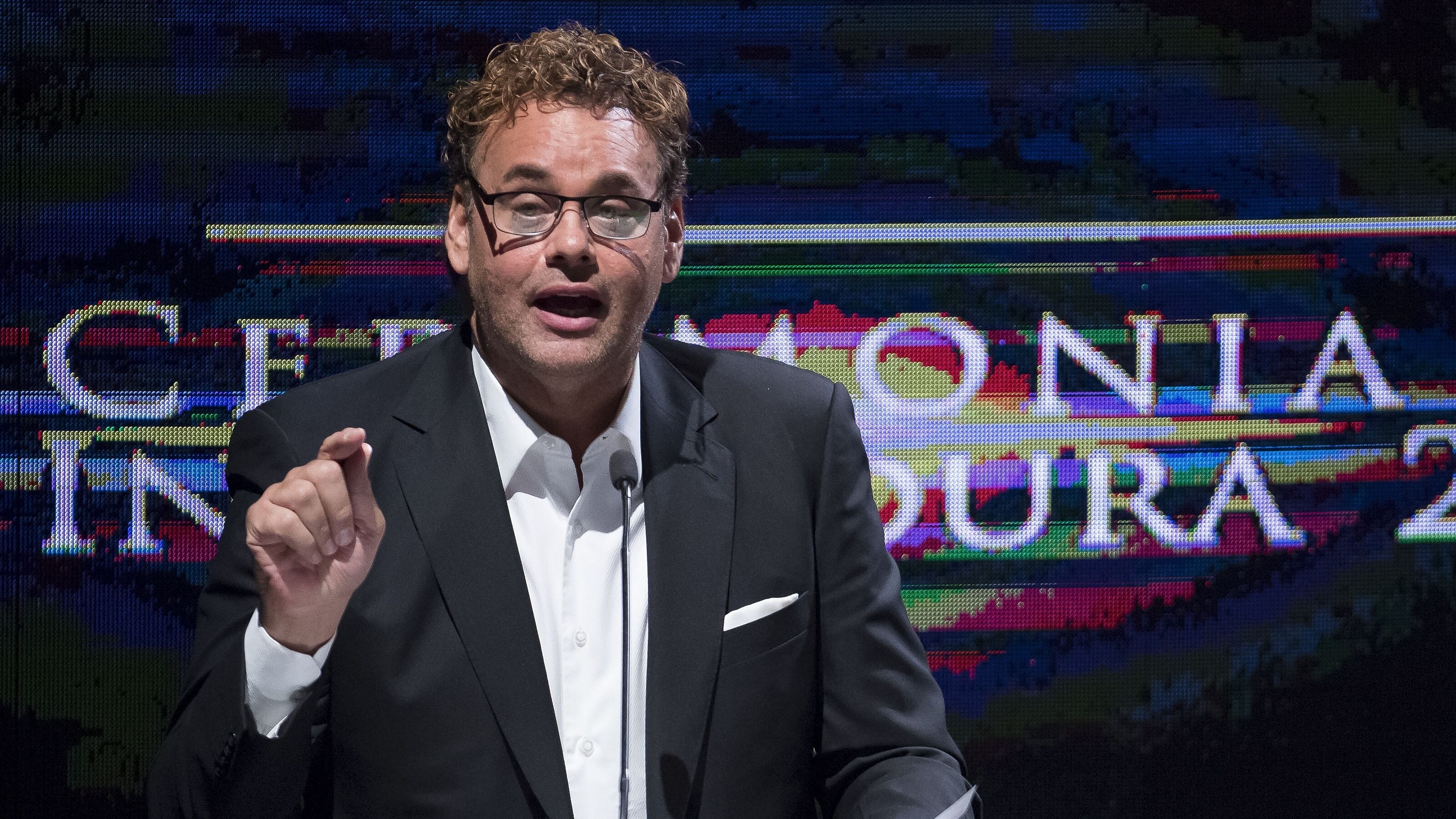 David Faitelson sufre accidente en Calzada Zaragoza ocasionado por un bache