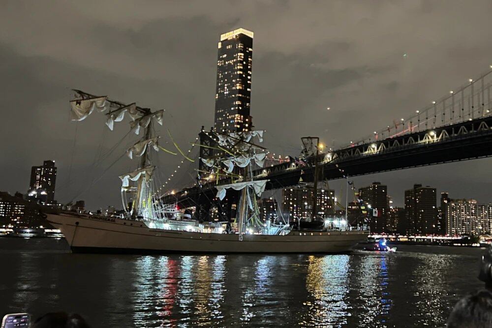 Buque Escuela Cuauhtémoc chocó contra el puente de Brooklyn