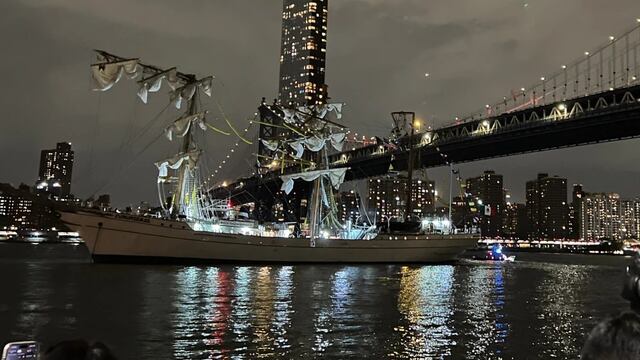 Buque Escuela Cuauhtémoc chocó contra el puente de Brooklyn