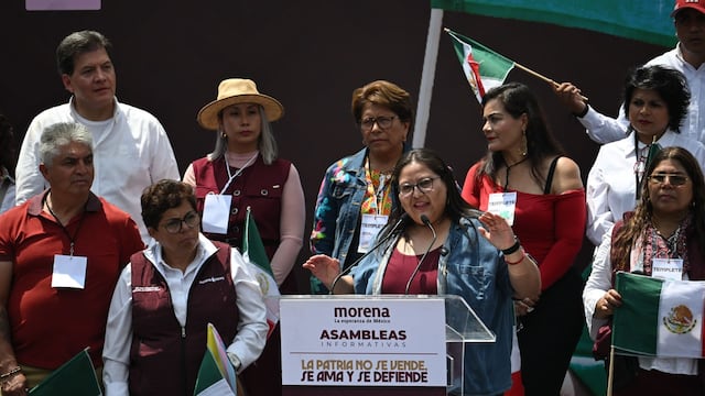 Citlalli Hernández, en asamblea ciudada en la plaza de las Tres Culturas en Tlatelolco