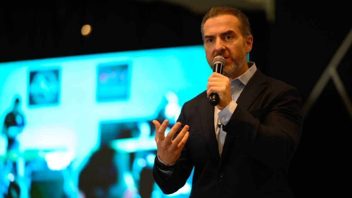 De carta fuerte a problema político: el desgaste de Adrián de la Garza