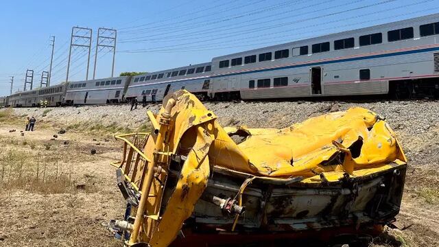 Se descarriló un ferrocarril en Los Ángeles, California por choque contra autobús
