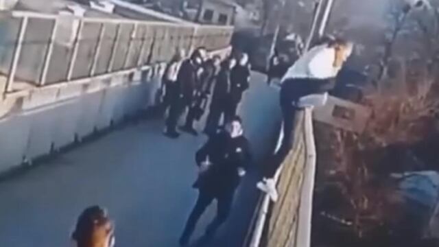 Mujer intenta suicidarse en Rusia