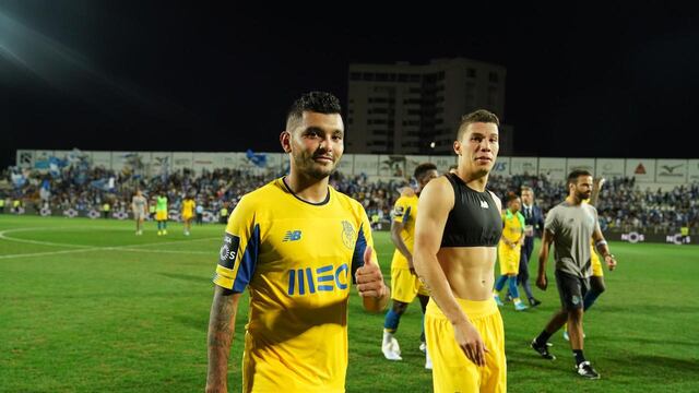 Tecatito junto a Mateus Uribe