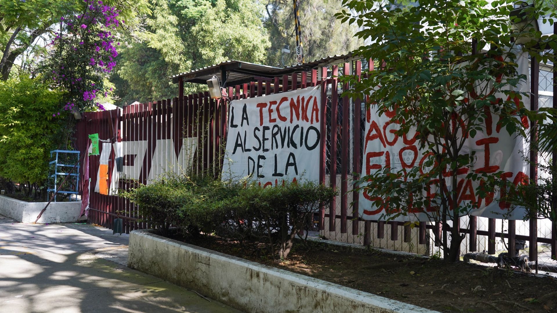 Estudiantes denuncian desalojo violento en Canal Once