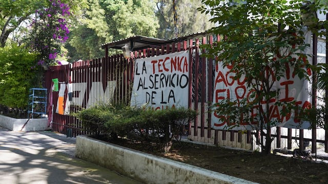 Estudiantes denuncian desalojo violento de Canal Once
