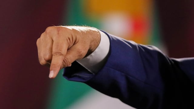 Dedazo. Líderes políticos toman decisiones impopulares, creyendo que actúan en el interés nacional.
