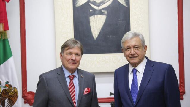El embajador de Rusia en México, Víktor Koronelli, con el presidente AMLO
