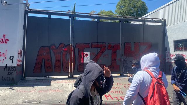 Protestan en el Centro Nacional de Inteligencia por Caso Ayotzinapa