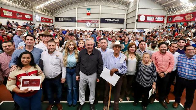 Rubén Rocha entrega 2 mil títulos de propiedad