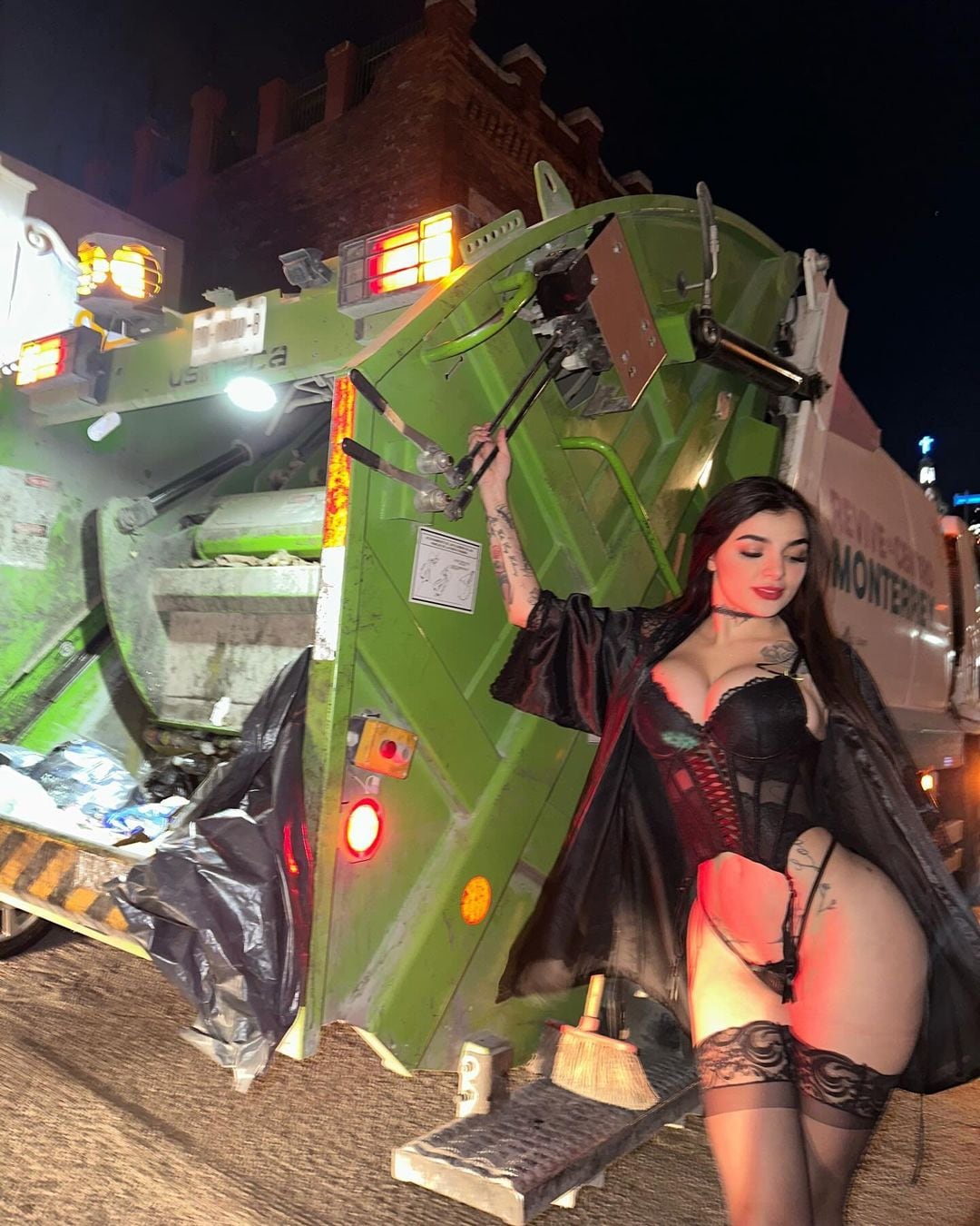 Karely Ruiz posa junto a camión de basura