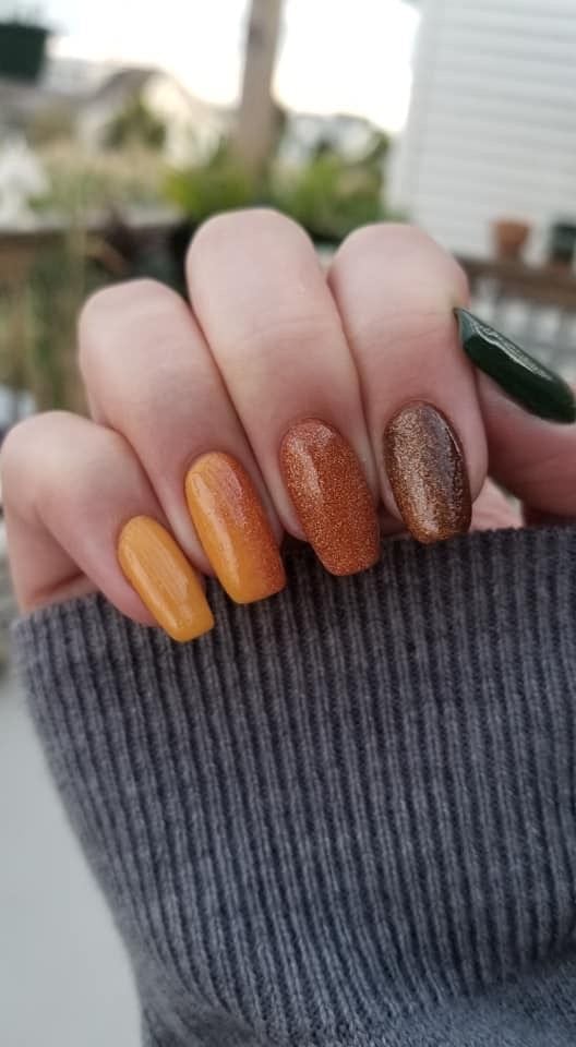 Uñas de otoño 2023: Otoño en brillos