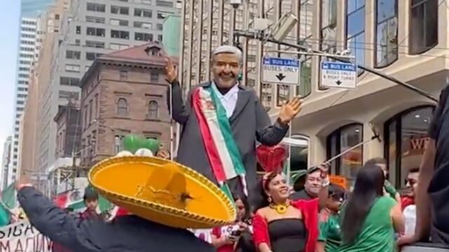AMLO visita Nueva York en forma de botarga para celebrar la Independencia de México