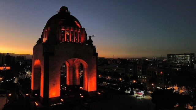 CDMX ilumina edificios y monumentos por el 25N
