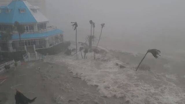 Huracán Ian hace que familias evacuen sus hogares y se resguarden en hoteles