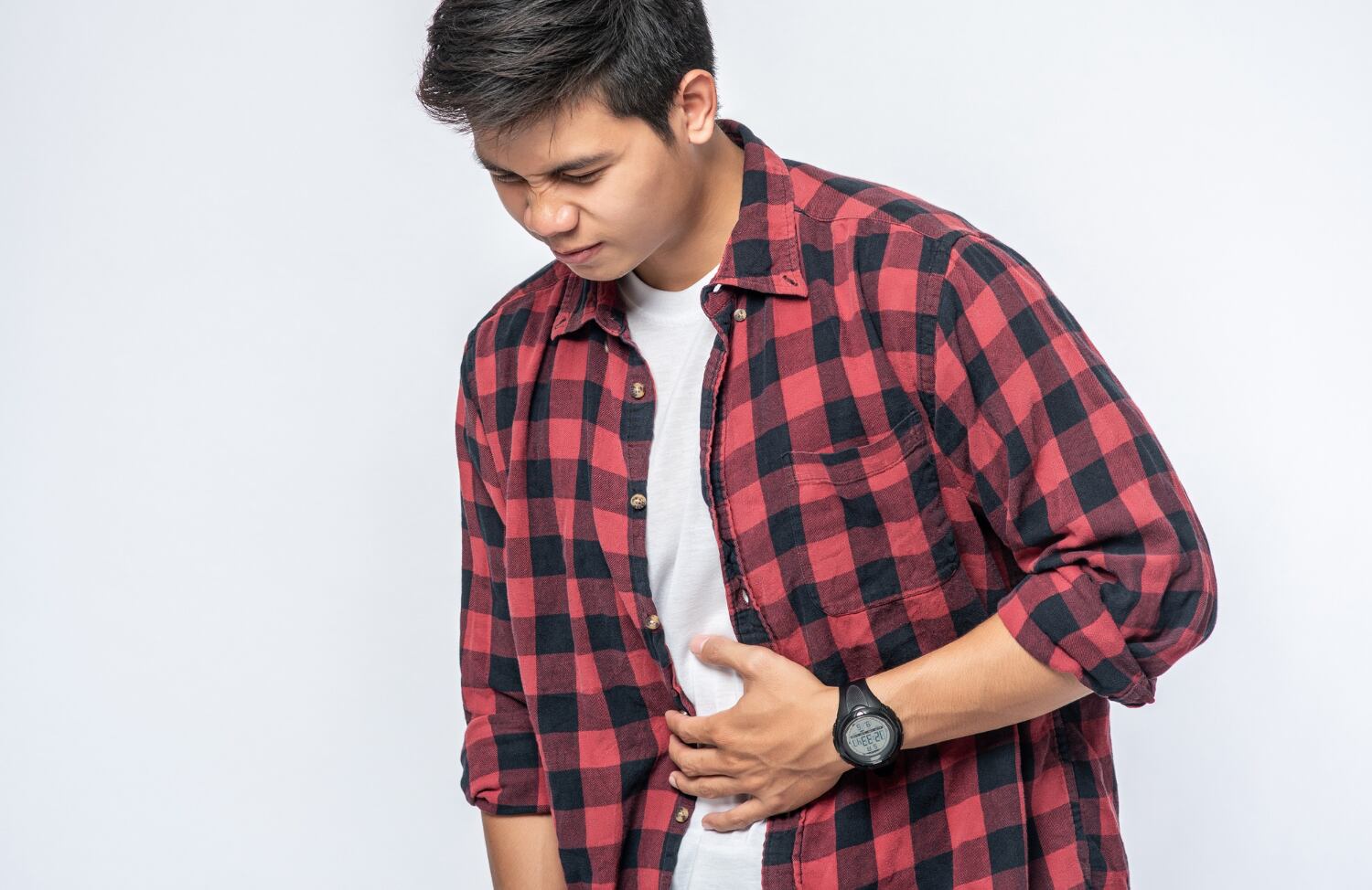 Hombre con estreñimiento y dolor en el abdomen.
