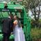Pareja toma sus fotos de boda en camión de basura, en Brasil