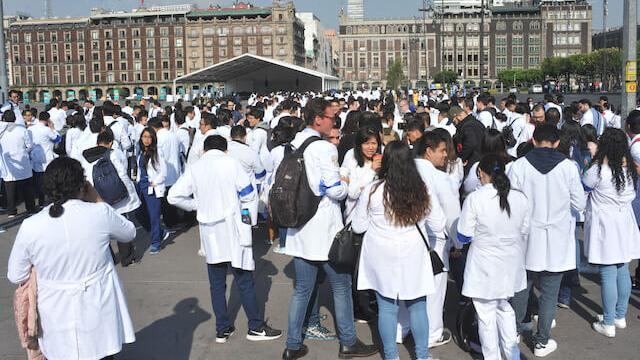 La Secretaría de Salud respondió a los médicos pasantes, afirma que garantiza las becas del servicio social