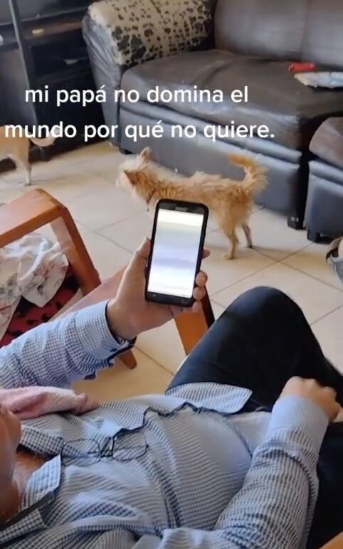 Papá repara su celular con una pinza