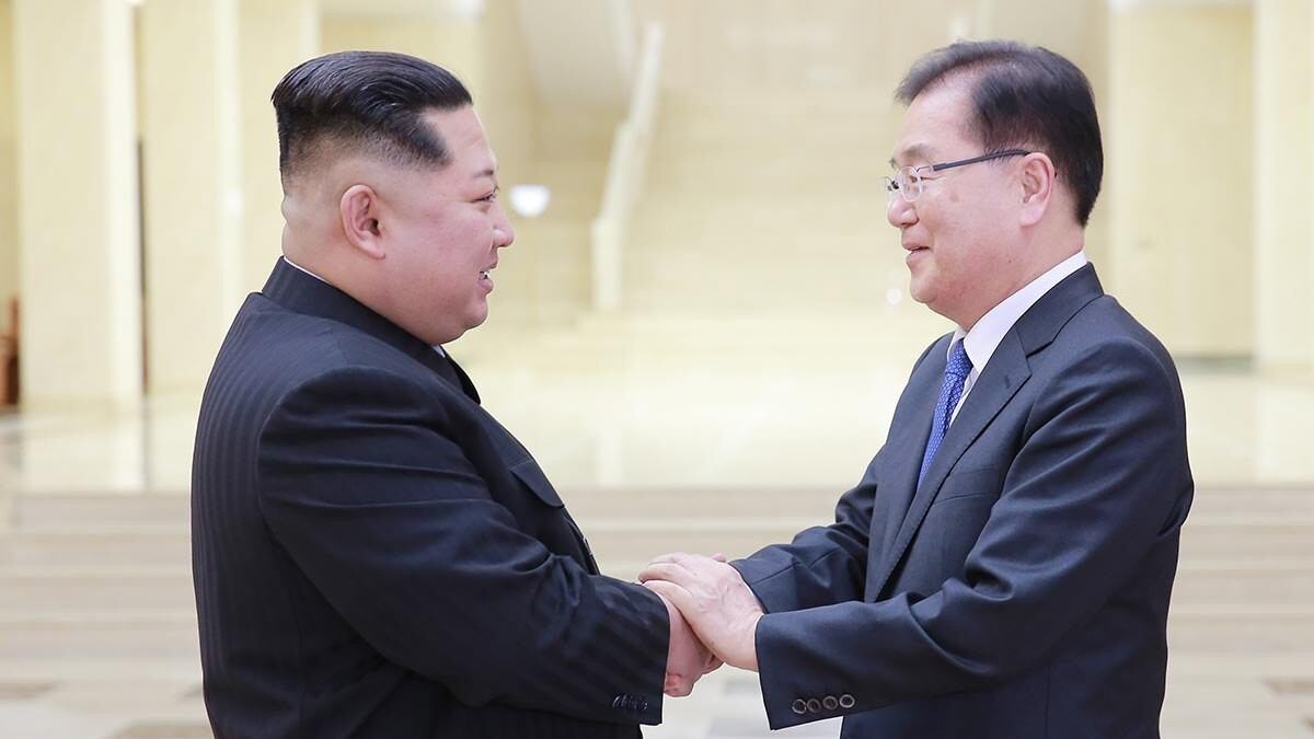 Kim Jong-un y el jefe de la Oficina de Seguridad Nacional de Corea del Sur, Chung Eui-yong.