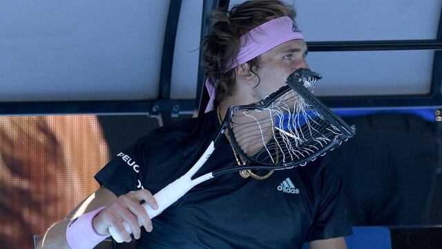 Zverev azotó su raqueta hasta en ocho ocasiones.