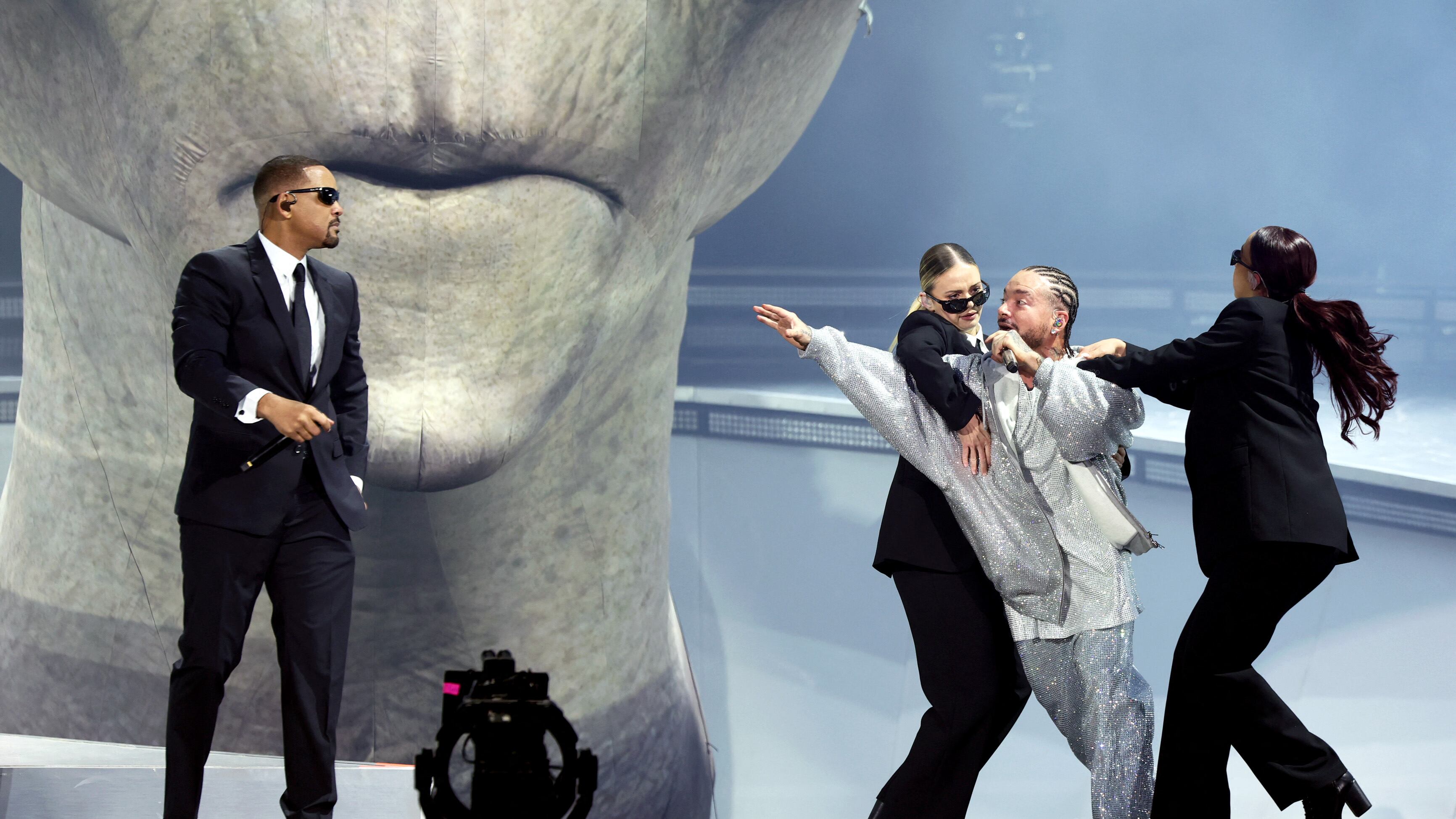 Will Smith en Coachella 2024 al estilo de Hombres de negro fue la gran sorpresa del show de J Balvin