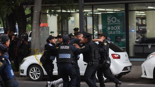 Un sujeto se identificó como padre del fallecido y se lanzó en contra de los agentes.