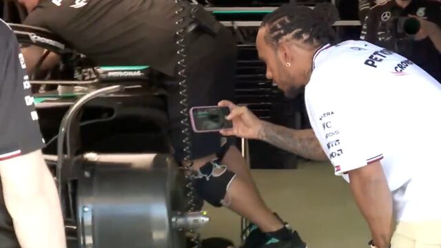 Hamilton tomándole fotos a su Mercedes