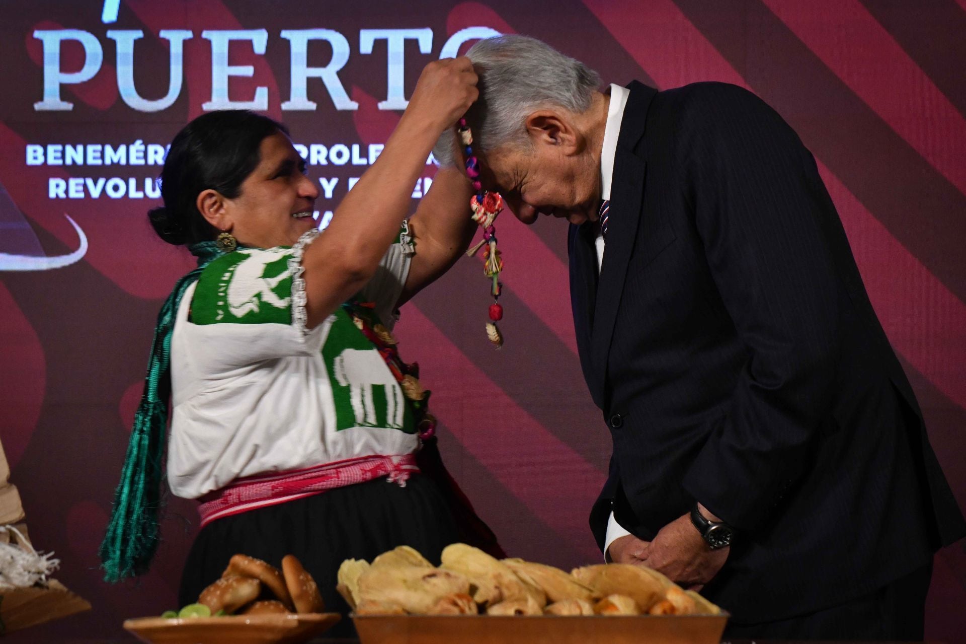 AMLO come tamales por Día de la Candelaria