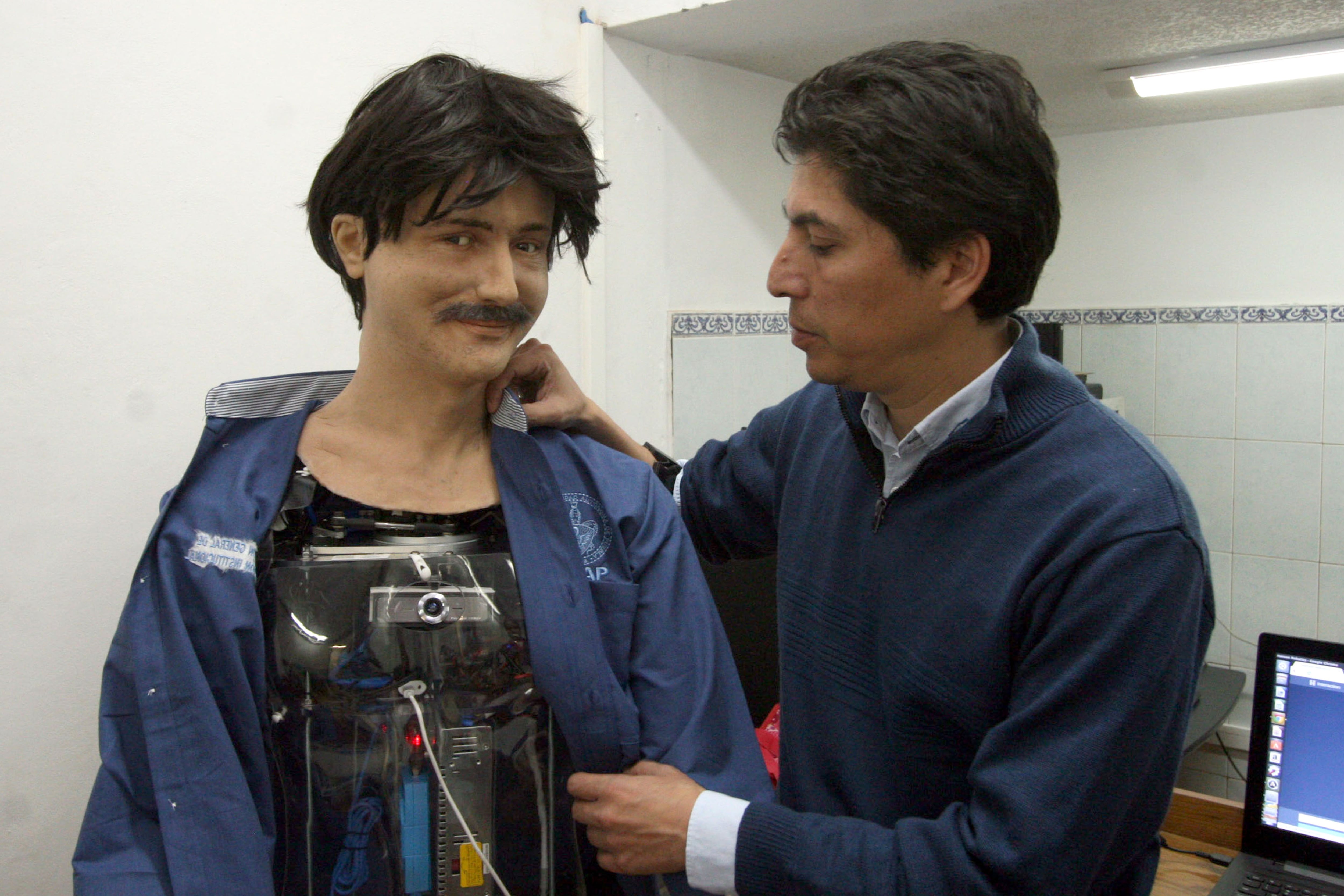 Egresado de la BUAP avanza en desarrollo de robots