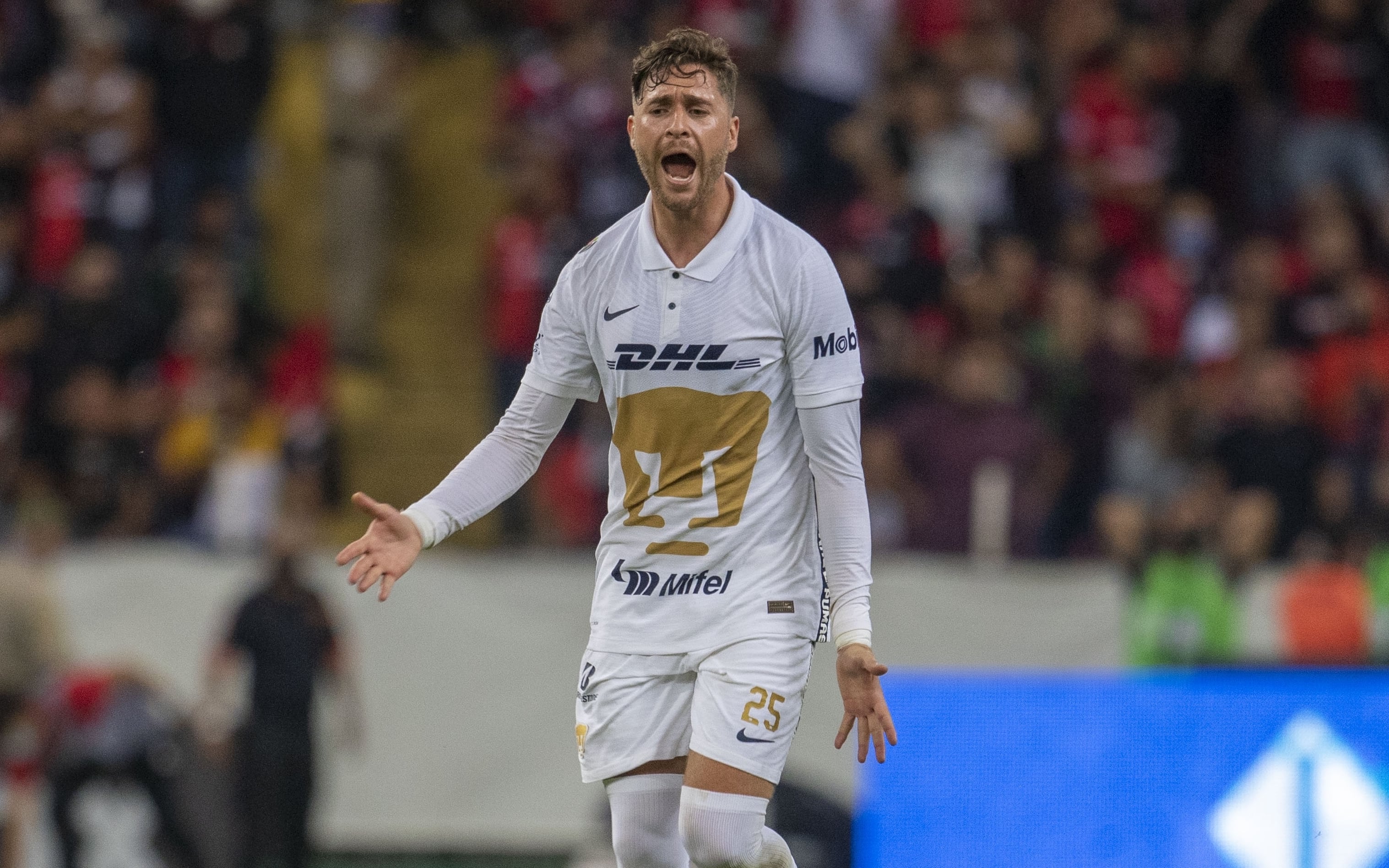 Arturo Ortiz en un partido de Pumas
