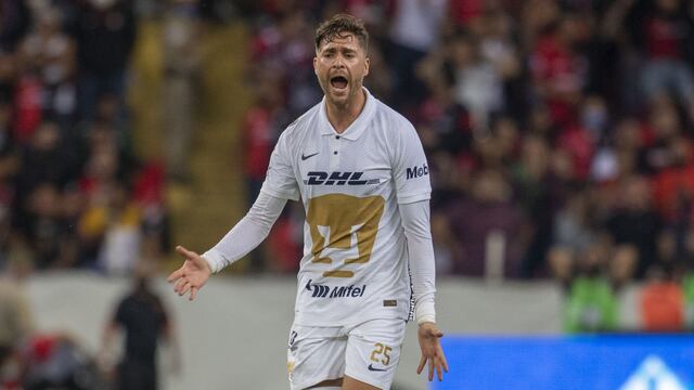 Arturo Ortiz en un partido de Pumas