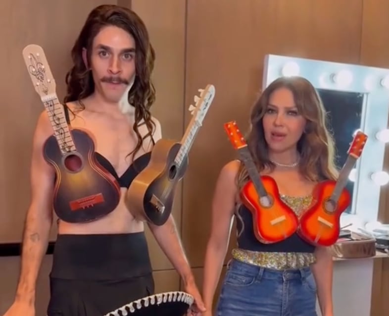 Thalía y Andrés Johnson lucen el icónico disfraz de guitarras