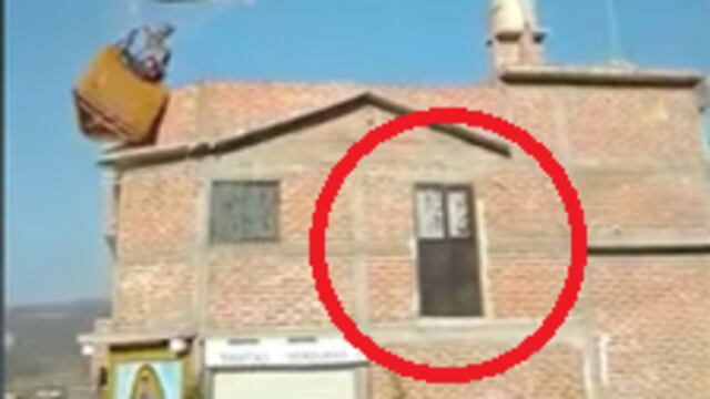 Puerta negra en casa de León.