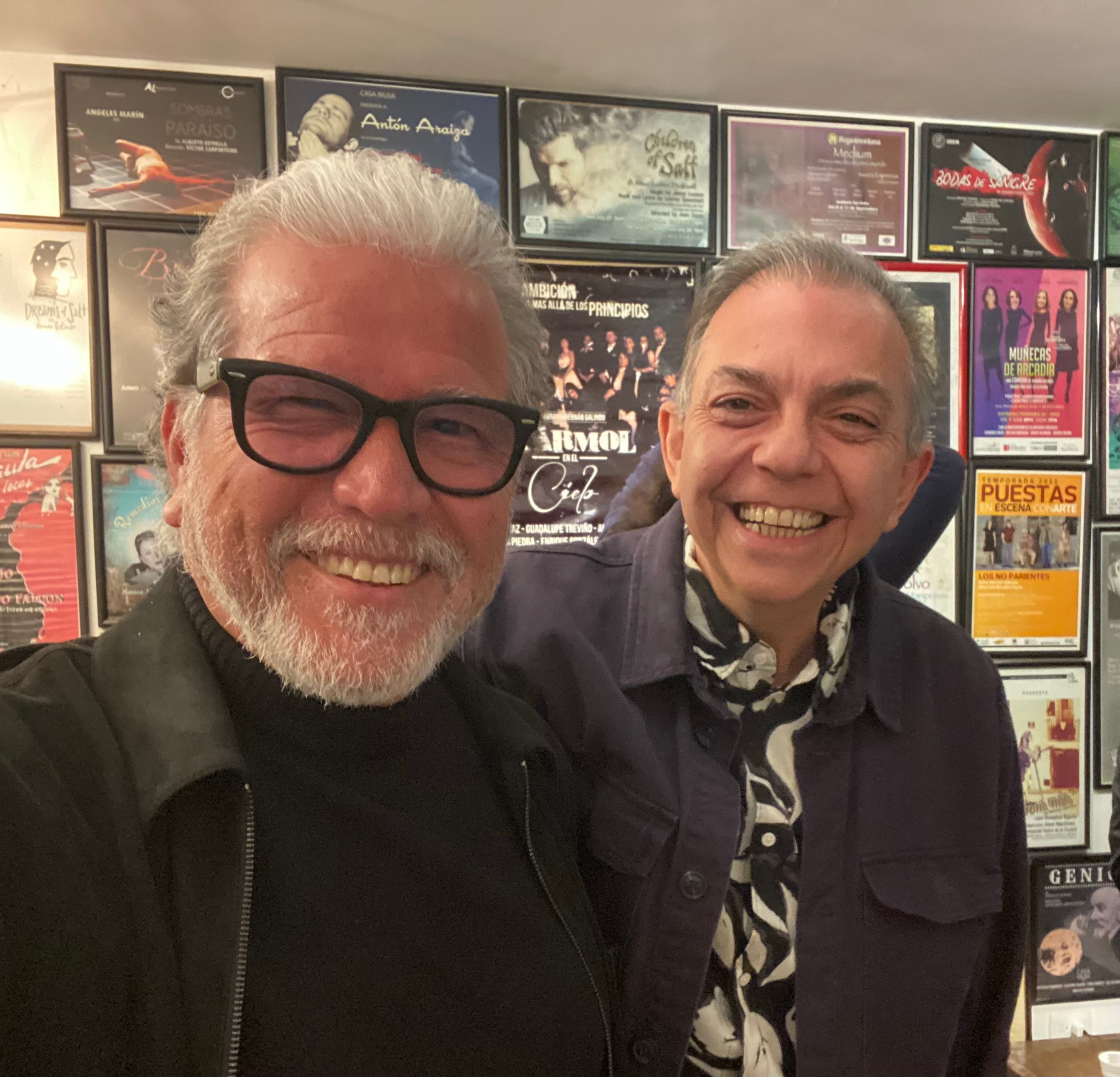 El dramaturgo Hernán Galindo con el autor de este artículo