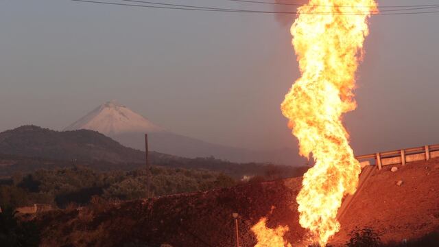 Incendio de una toma clandestina en el estado de Puebla, en julio pasado.