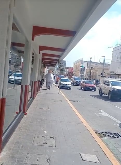 Botarga de Doctor Simi la correteó