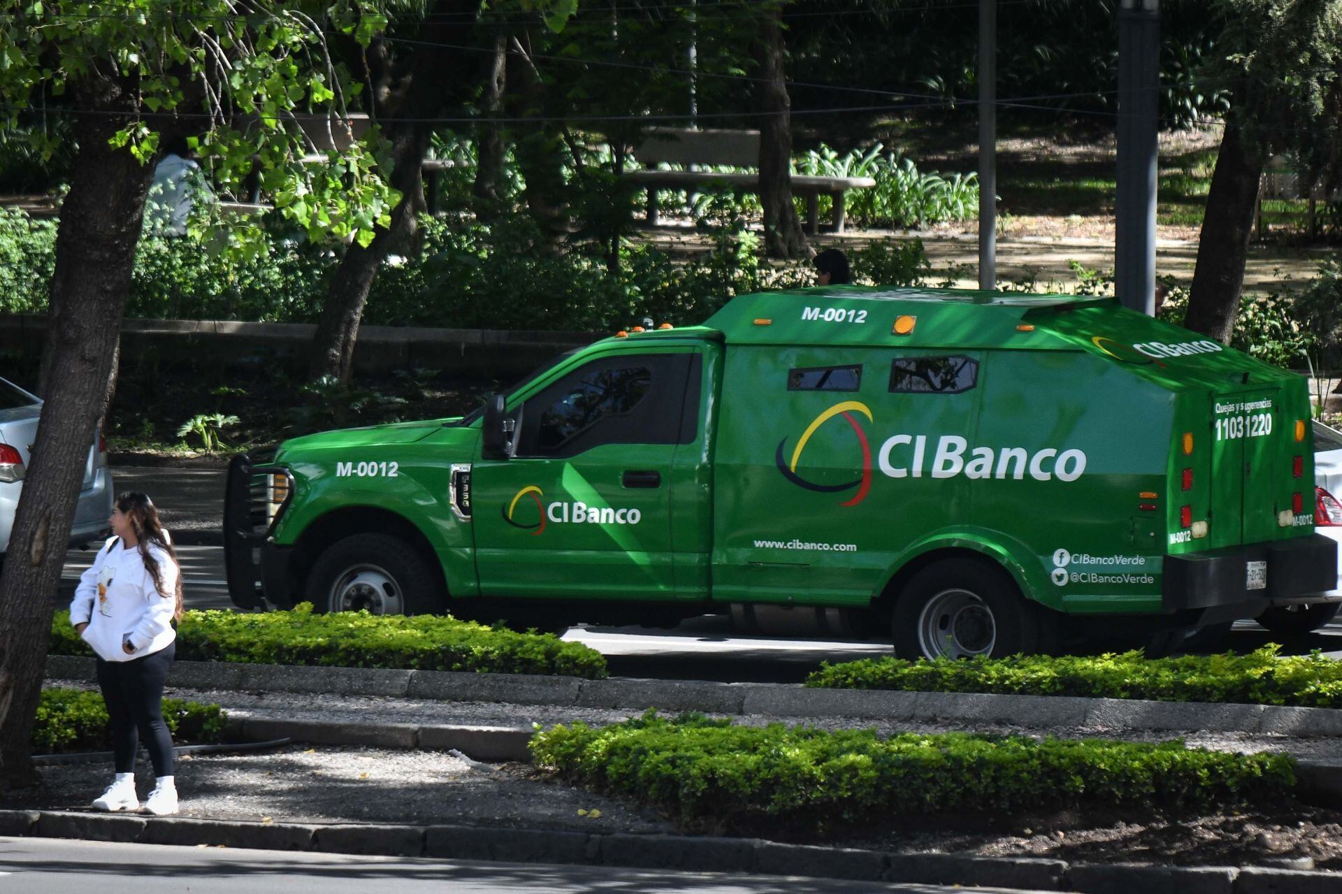 Camioneta de traslado de valores de CIBanco en su paso por Paseo de la Reforma