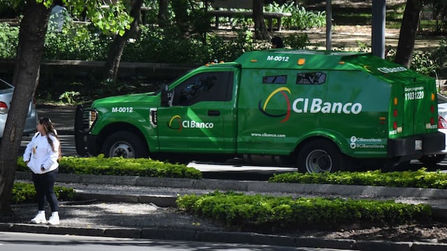 Camioneta de traslado de valores de CIBanco en su paso por Paseo de la Reforma
