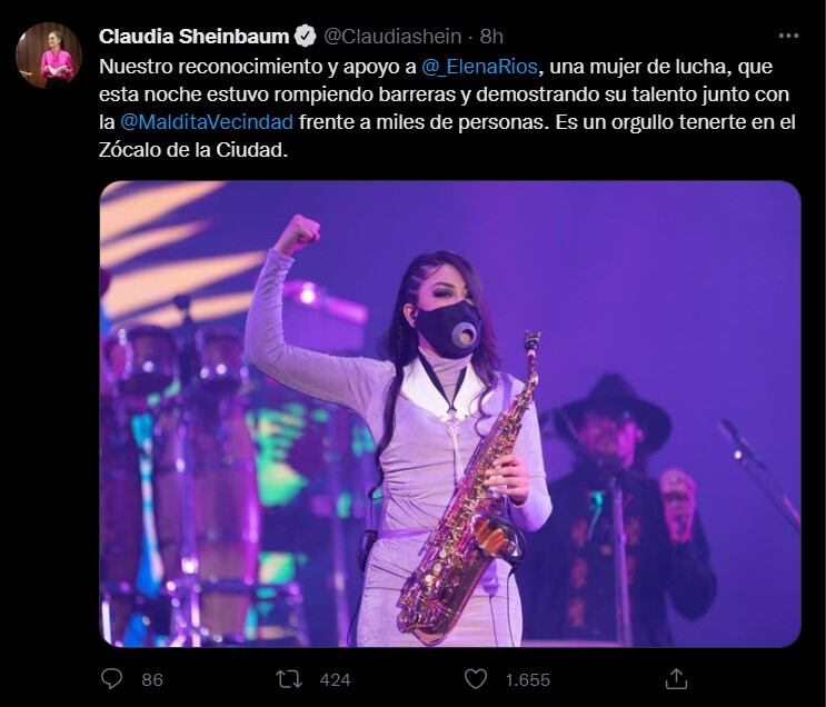María Elena Ríos, saxofonista atacada con ácido, tocando en el Zócalo capitalino